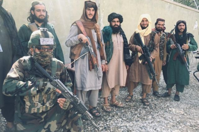 Trong khi đó một số người ở Mỹ tin rằng, Taliban sẽ cho phép những người đã chiến đấu chống lại họ, quay trở lại cuộc sống bình thường. Nhưng rốt cuộc, sau khi Taliban nắm quyền kiểm soát Afghanistan vào tháng trước, họ bắt đầu tiến hành “thanh trừng” những người Afghanistan đã cộng tác với Mỹ và NATO trước kia.