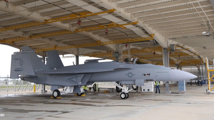 Mặc dù nhà sản xuất Boeing nói rằng, số F/A-18E/F Block II hiện tại, có khả năng sử dụng các thùng nhiên liệu hợp quy. Tuy nhiên, Hải quân Mỹ và Boeing đã xác nhận trong các tuyên bố gần đây rằng, số Super Hornet sẽ không được trang bị thùng nhiên liệu hợp quy và Hải quân Mỹ đã đình chỉ kế hoạch này.