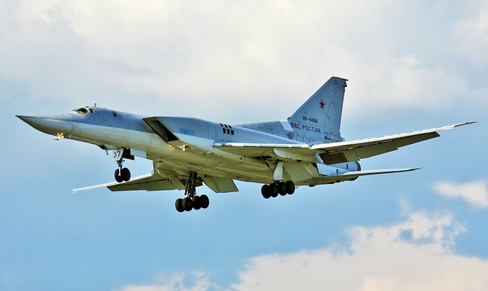 Máy bay ném bom mang tên lửa siêu thanh tầm xa Tu-22M “cánh cụp cánh xòe” có tên mã là Backfire. Cái tên này khá hợp lý đối với một chiếc máy bay mang vũ khí hạt nhân. Trong khi một phiên bản ra đời trước đó của Tu-22 thì được gọi là Blinder (Làm mù).