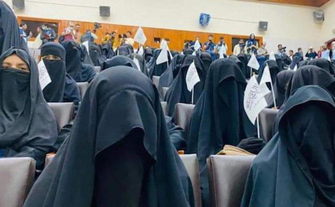 Đồng thời, bầu không khí xã hội ở một số thành phố lớn ở Afghanistan bắt đầu trở lại truyền thống và bảo thủ, nam giới bắt đầu để râu và mặc trang phục truyền thống của người Hồi giáo.