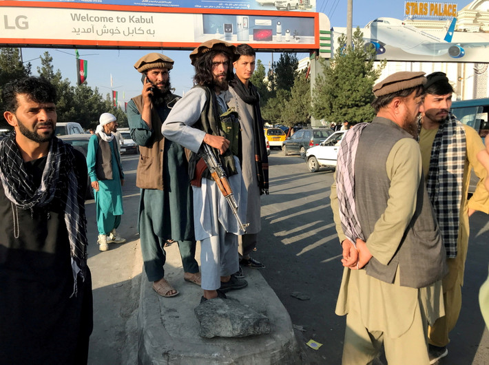 Các phương pháp chống tội phạm của Taliban khá “cứng rắn”: Mới đây, 4 kẻ buôn người nổi tiếng ở Mazar-i-Sharif đã bị bắn và bị “bêu gương” trên đường phố, gây rúng động dư luận. Taliban đã đăng một ghi chú trên một xác chết để cảnh báo những tên tội phạm khác rằng "đây là dấu chấm hết".