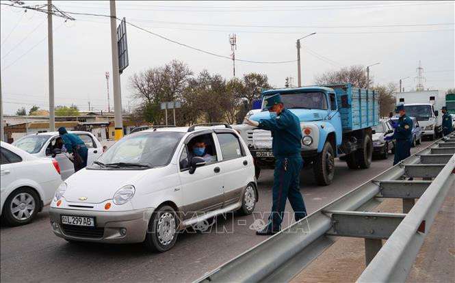 Tại biên giới giữa Afghanistan và Uzbekistan, các thương gia và tài xế xe tải vận chuyển hàng hóa qua lại hai nước đã hoan nghênh sự trở lại của Taliban. Một tài xế xe tải nói với phóng viên BBC rằng khi chính phủ Ghani nắm quyền, các nhân viên thực thi pháp luật thường yêu cầu họ hối lộ, nhưng bây giờ mọi trạm kiểm soát đã bị xóa sổ.