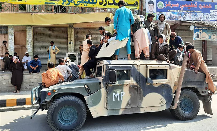 Tờ New York Times hôm 15/9 đưa tin rằng dưới thời chính phủ Ghani, các lãnh chúa Afghanistan và các lực lượng vũ trang dân sự vẫn thường xảy ra xung đột, ngay cả ở ngoại ô thủ đô Kabul. Nhưng kể từ khi Taliban "tiếp quản" Afghanistan vào giữa tháng 8, xung đột bạo lực đã giảm đáng kể.
