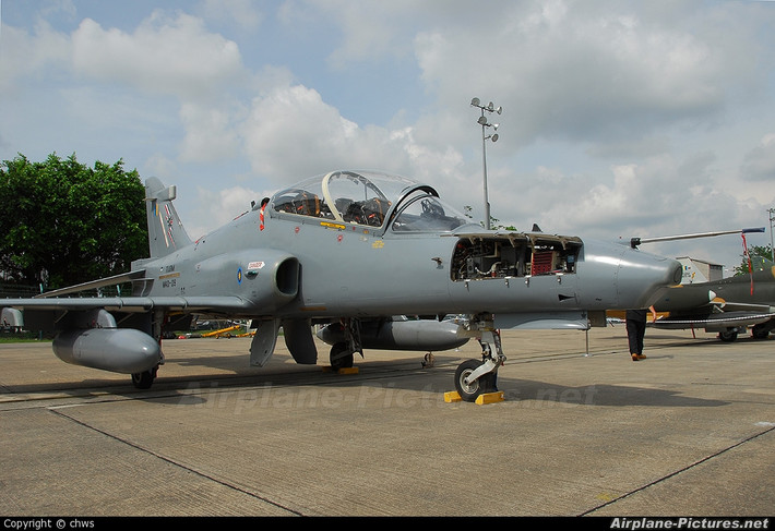 Hiện nay phi đội chiến đấu cơ già cỗi của Không quân Hoàng gia Malaysia (RMAF), gồm 18 máy bay chiến đấu hạng nhẹ BAE Hawk 108 và 208, cùng với 7 chiếc máy bay huấn luyện Aermacchi MB-339CM.