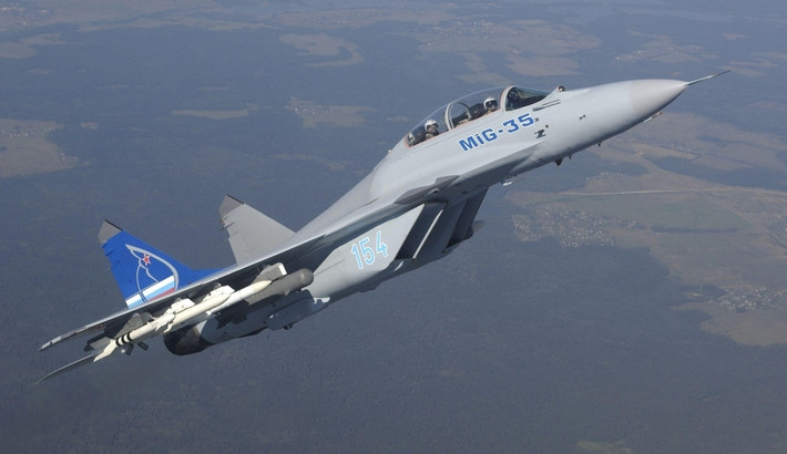 Trong khi đó, MiG-35 được tích hợp hệ thống quang điện tử hiện đại cung cấp khả năng phòng thủ tự động tổng thể cho máy bay. Hệ thống này cho phép máy bay phát hiện các mục tiêu mặt đất và trên không; đồng thời dẫn đường tiêu diệt chúng bằng vũ khí chính xác cao.