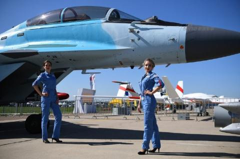 Khung máy bay, động cơ và thiết bị bay trên không của MiG-35 được sản xuất bằng công nghệ tiên tiến nhất của Nga. Buồng lái một người của MiG-35 có thể dễ dàng chuyển đổi thành máy bay hai chỗ ngồi, với một thùng nhiên liệu bổ sung.