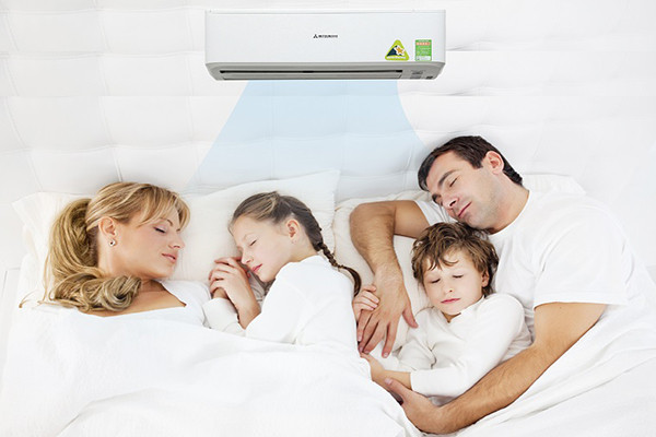 Nhiệt độ chênh lệch giữa phòng điều hòa so với bên ngoài được khuyến khích thấp hơn hoặc cao nhất là khoảng 8 – 10 độ C. Ảnh: blogspot.