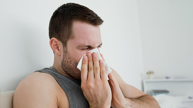 Cách đơn giản nhất để hạn chế tình trạng khô họng nghẹt mũi khi ngủ trong phòng điều hòa là uống thật nhiều nước. Ảnh: healthplus.