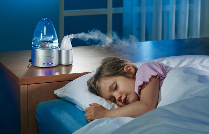 Bạn có thể tăng độ ẩm cho phòng máy lạnh bằng cách đặt một chậu nước ở trong phòng, sử dụng một số thiết bị như máy khuếch tán tinh dầu hơi nước, máy tạo độ ẩm, hoặc đặt một cái khăn ẩm ở gần chỗ bạn ngồi hoặc nằm. Ảnh: adayroi.
