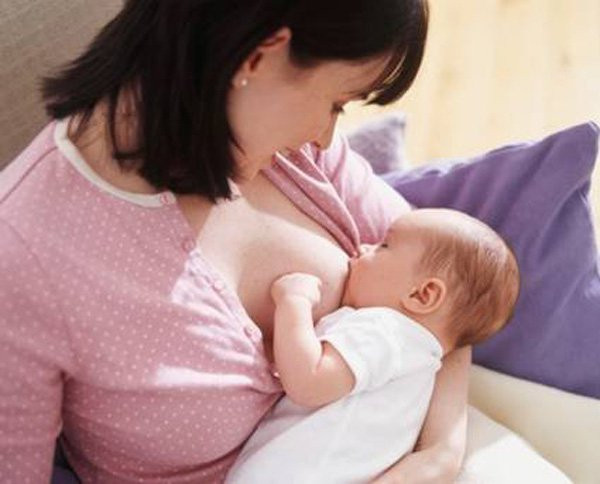 Vì vậy, bạn hãy cho con bú theo nhu cầu - hoặc cho con bú thường xuyên hơn để đốt cháy được nhiều calo hơn mỗi ngày. Ảnh: amazonaws.