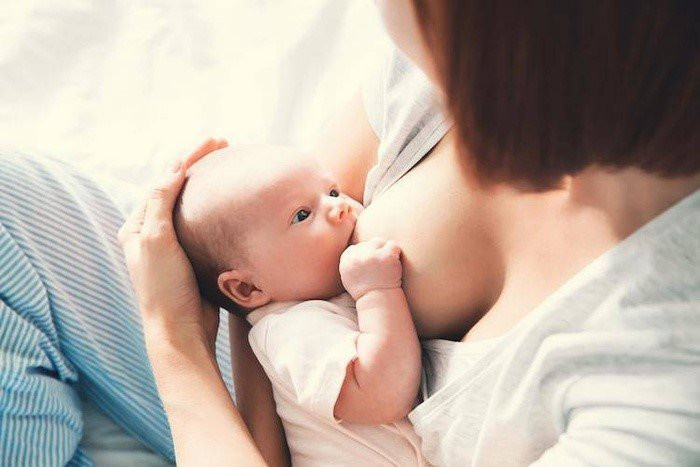 Cho con bú là một cách để đốt cháy calo. Ảnh: amazonaws.