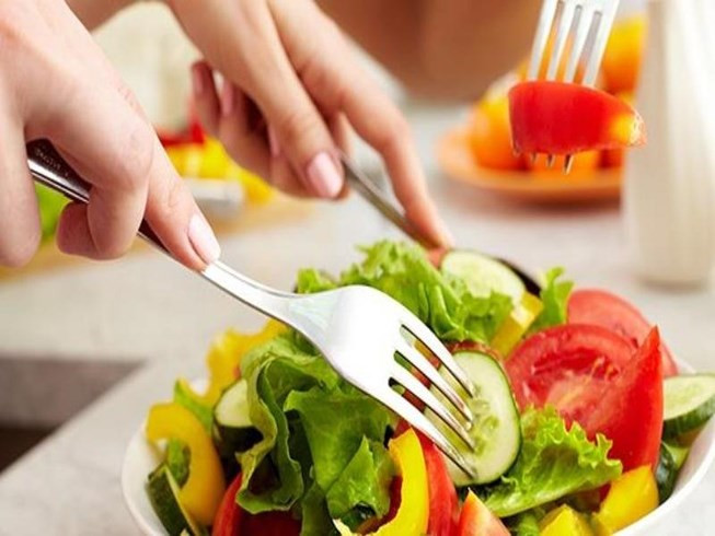 Để giảm cân khi đang cho con bú, bạn hãy duy trì một chế độ ăn uống lành mạnh và khoa học. Ảnh: plo.