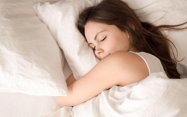 Bạn nên ngủ thật nhiều nếu có thể mỗi ngày bởi vì khi bạn ngủ, cơ thể bạn sẽ tự sửa chữa và trở lại trạng thái khỏe mạnh hơn. Ảnh: cafebizcdn.