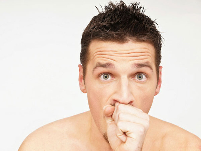 Ho là cách tự nhiên của cơ thể để thải độc tố có trong chất nhầy. Do đó, kiểm soát cơn ho có thể giúp giảm chất nhầy dư thừa trong phổi và đẩy qua đường thở, từ đó làm sạch phổi. Ảnh: nld.