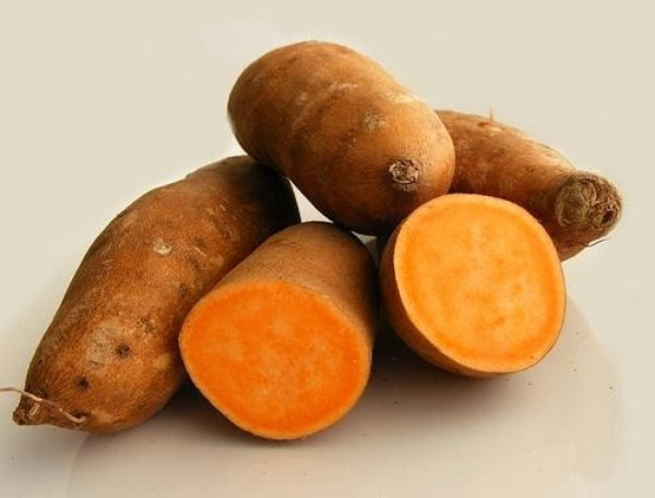 Người bị bệnh thấp khớp nên bổ sung các loại thực phẩm như cà rốt, bơ, khoai lang, các loại rau xanh đậm màu, giá đỗ, vừng lạc, hạt mè…Ảnh: ninolac.