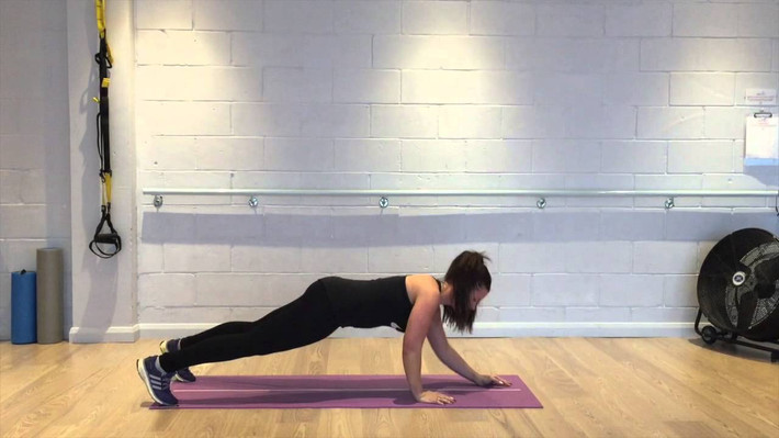 Bài tập 4: Plank di chuyển. Khi bạn kết hợp plank truyền thống với bất kỳ loại chuyển động nào, nó sẽ tăng nhịp tim của bạn bằng cách sử dụng nhiều nhóm cơ hơn. Ảnh: ytimg.