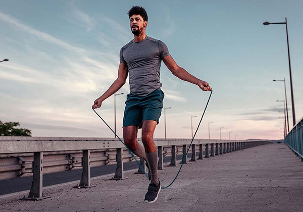 Bài tập 1: Nhảy dây. Đây là một bài tập cardio dễ thực hiện và bạn có thể nhảy dây ở bất cứ đâu có đủ không gian. Ảnh: thethaothientruong.