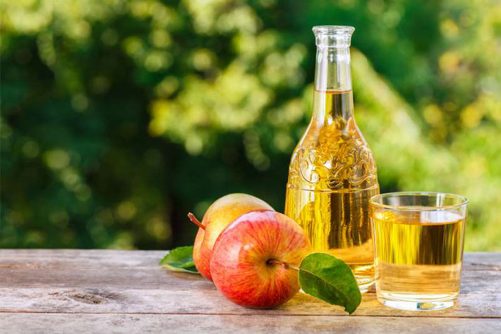Nếu bạn thích vị của dấm táo, bạn có thể dễ dàng uống chúng. Nếu cảm thấy hơi khó uống, bạn có thể trộn nó với món salad.