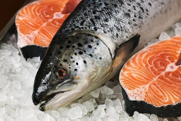 Các loại cá béo như cá hồi chứa nhiều axit béo omega-3 và protein, giúp giảm viêm, có thể góp phần giảm mụn trứng cá, giảm viêm từ bệnh vẩy nến. Ảnh: cahoangde.