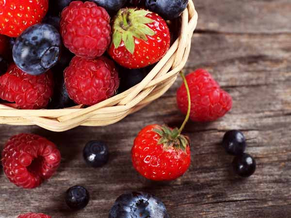 Các loại quả mọng là một nguồn cung cấp chất chống oxy hóa cũng như flavonoid, tuyệt vời, có thể giúp giảm nếp nhăn. Ảnh: kenhphunu.