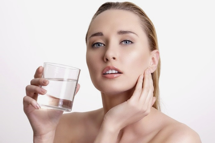 Do đó, trong chu kỳ kinh nguyệt, bạn cần tăng cường uống nhiều nước để bù lại lượng nước đã mất, giúp da lọc sạch các độc tố ra khỏi cơ thể để hạn chế mụn phát sinh. Ảnh: muradvietnam.