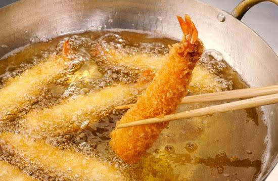 Bên cạnh đó, trước chu kỳ kinh nguyệt, bạn cần tránh ăn thực phẩm chứa nhiều dầu mỡ vì chúng gây tiết dầu, tăng nguy cơ bị mụn. Ảnh: googleusercontent.