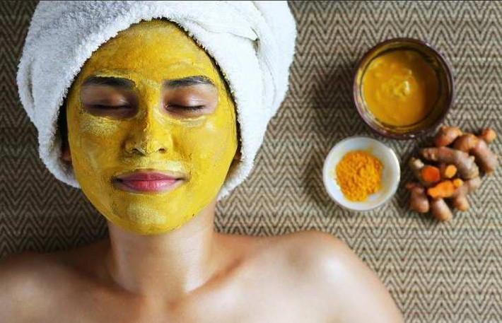 Bạn có thể sử dụng các loại mặt nạ tự nhiên như nghệ, mật ong, cà chua, trà xanh… sẽ giúp da khỏe mạnh, sáng bóng mềm mại và không còn mụn ghé thăm. Ảnh: kiwi.
