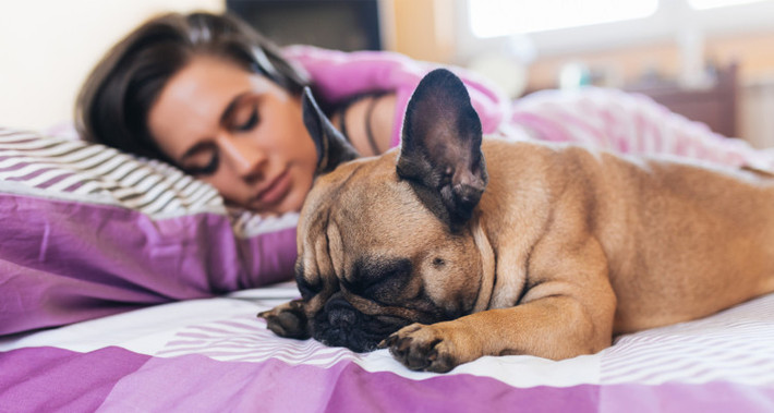 Do đó, bạn có thể nghe nhạc để thư giãn tinh thần, từ đó giúp bạn ngủ nhanh hơn và sâu hơn. Ảnh: bulletproof.