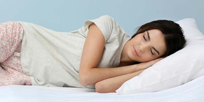 Vì vậy, bạn hãy thử hạ nhiệt độ điều hòa trong phòng, có thể bạn sẽ cảm thấy dễ ngủ hơn rất nhiều. Ảnh: cosmopolitanme.