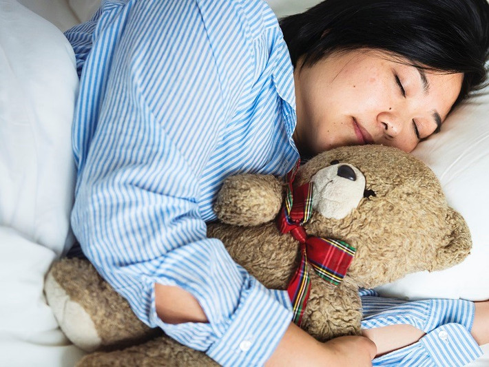 Bạn nên ngắt kết nối tất cả các thiết bị điện tử, cất máy tính và điện thoại di động để bạn có thể đảm bảo một nơi yên tĩnh, không có phiền nhiễu. Bạn sẽ ngủ nhanh hơn rất nhiều. Ảnh: myactivesg.