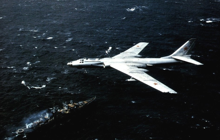 Năm 1985, Iraq đã yêu cầu Liên Xô nâng cấp máy bay ném bom Tu-22 để mang bom FAB-5000 và FAB-9000. Không quân Iraq sau đó đã sử dụng bom FAB-9000 trong cuộc chiến với Iran. Trong cuộc tấn công ngày 16/2/1986, máy bay ném bom Iraq đã gây thiệt hại đáng kể cho đối phương trên đảo Al-Fao chỉ với ba quả bom hạng nặng, ảnh hưởng lớn đến các trận đánh tiếp theo. Ảnh: Máy bay ném bom phản lực cận âm Tu-16 thời kỳ Liên Xô.
