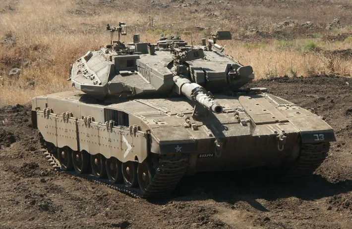 Hiện tại, hệ thống Trophy được trang bị cho xe tăng chiến đấu chủ lực Merkava Mk3/4 MBT, xe bọc thép hạng nặng Namer, cũng như các xe tăng Mỹ M1A2SEPv2 và SEPv3 Abrams. Trong ảnh là xe tăng chiến đấu chủ lực Merkava 3 MBT.