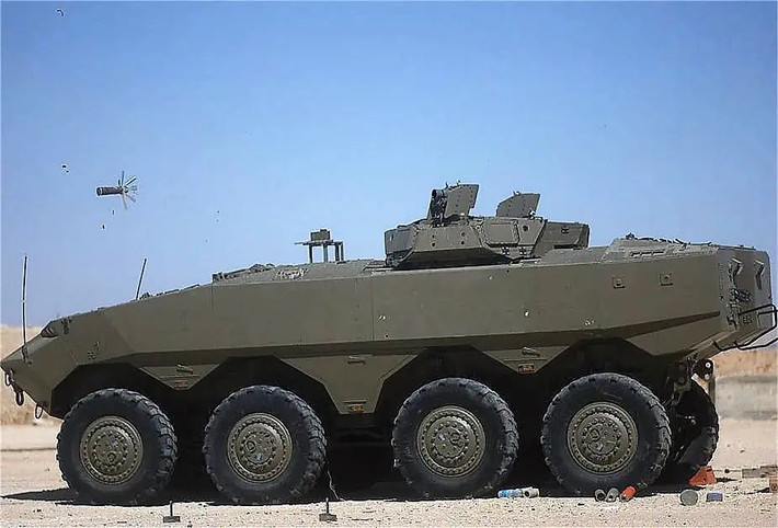 Xe bọc thép chở quân Eitan. Hai thành phần của Iron Fist có thể nhìn thấy trên tháp pháo. Bên trái đã phóng đạn đánh chặn. Ảnh: Israel Defense System.