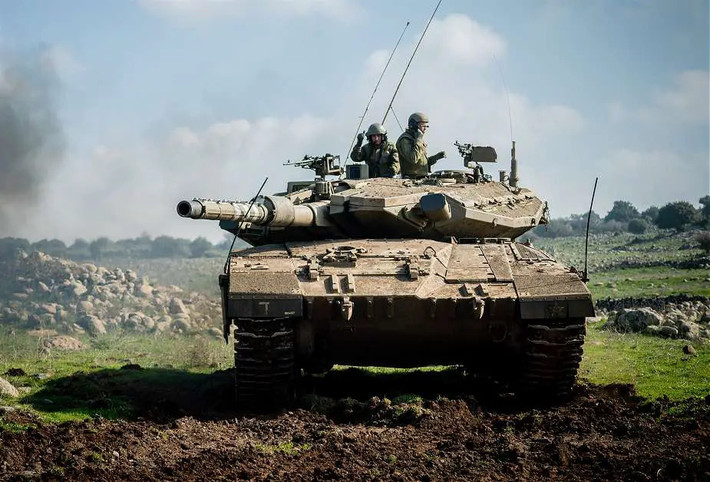 Trophy là một hệ thống phòng thủ chủ động được Rafael Advanced Defense Systems Ltd. của Israel phát triển nhằm bảo vệ xe tăng, thiết giáp khỏi tên lửa chống tăng có điều khiển (ATGM), súng phóng lựu chống tăng (RPG), tên lửa chống tăng và đạn chống tăng dùng chất nổ mạnh (HEAT). Trong ảnh là xe tăng chiến đấu chủ lực Merkava 4 MBT.