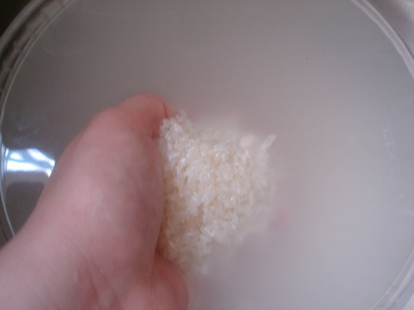 Nước vo gạo chứa rất nhiều dưỡng chất quan trọng như protein, các loại enzym, viamin B1, B2, E, lipid, glucid,... Ảnh: Maihan.