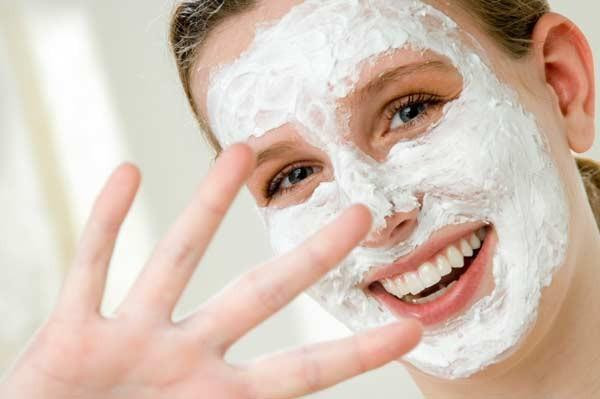 Đắp mặt nạ từ nước vo gạo cũng giúp trị mụn và giảm sưng của các nốt mụn rất hữu hiệu. Ảnh: Kemtrinam.