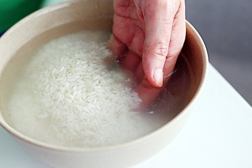 Ngoài làm đẹp da, sử dụng nước vo gạo để đánh răng cũng giúp trắng răng và hơi thở thơm tho. Ảnh: Depplus.