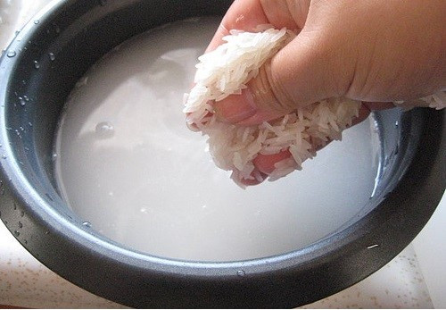Dầu cám có trong nước vo gạo còn có tác dụng chống oxy hóa, phòng ngừa nám da và sạm da. Ảnh: Blogspot.