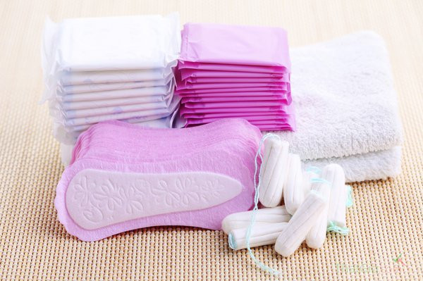 Các chất nhờn tiết ra từ vùng kín sẽ thấm vào băng vệ sinh hằng ngày, biến nó trở thành nơi tích tụ của vi khuẩn, từ đó gây viêm nhiễm vùng kín. Ảnh cloudfront.