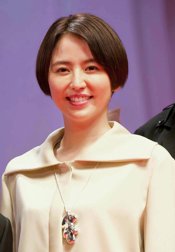 Ở tuổi 34, Nagasawa xuất hiện như ở tuổi trung niên. Nếp nhăn cùng vùng da chảy xệ quanh mắt khiến ánh nhìn của nữ diễn viên không có hồn.