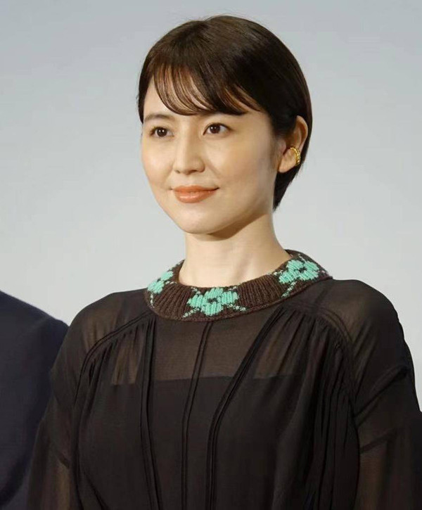 Ở kiểu tóc không thể ngắn hơn này, Nagasawa Masami càng lộ vẻ ngoài mập mạp, bờ vai rộng không ưa nhìn.