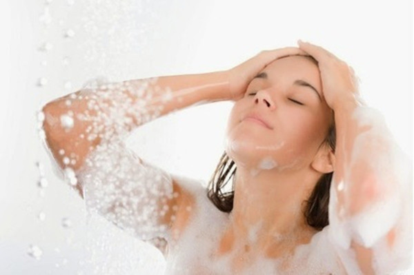 Đầu tiên, bạn nên vệ sinh cơ thể sạch sẽ, nhất là sau khi ra nhiều mồ hôi bởi mùi này rất hấp dẫn muỗi. Tránh đến những nơi có nhiều muỗi như vườn cây, ao hồ hay công viên vào ban đêm.