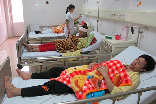 Bác sĩ Trần Thị Minh Lý, Phó Giám đốc Bệnh viện Sản - Nhi Quảng Ninh, cho biết phương pháp chăm sóc trẻ sơ sinh, nhất là với trẻ sinh non bằng hỗ trợ "da kề da" là phương pháp chăm sóc thiết yếu cho bà mẹ và trẻ sơ sinh. "Với phương pháp này các ông bố, bà mẹ được tiếp xúc, gần gũi, nhìn thấy con hàng ngày nên rất yên tâm, thoải mái. Có những ông bố mỗi lần áp con vào ngực, được ngắm nhìn con, vuốt ve cho con đã trào nước mắt vì xúc động..." - bác sĩ Lý nói.