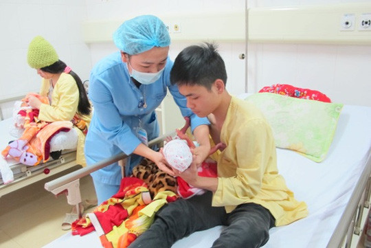 Thế nhưng tại Bệnh viện Sản - Nhi tỉnh Quảng Ninh, rất nhiều ông bố ấp con trên ngực trần bằng phương pháp “da kề da”, ấp con trên bộ ngực trần của mình.