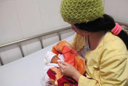 Vợ chồng sản phụ Thiều Văn Thương và Trần Thị Thảo (Quảng Ninh) hạnh phúc khi được đón nhận cặp sinh đôi là một bé trai và một bé gái. Do sinh non ở tuần thứ 31 nên cả hai bé được chỉ định chăm sóc bằng phương pháp "da kề da" để bé cứng cáp hơn.