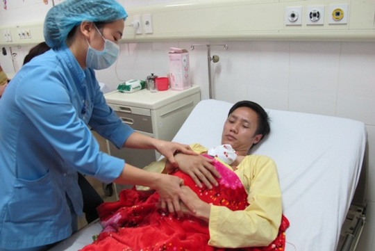 Cậu bé ngủ ngon trong vòng tay cha khi cảm nhận được hơi ấm của người cha.