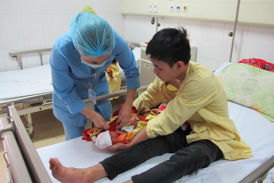 “Cái ôm đầu tiên” hay “da kề da”, “phương pháp kangaroo”... là phương pháp duy trì sự tiếp xúc da kề da giữa mẹ và bé ngay sau sinh giúp trẻ sơ sinh cứng cáp hơn khi xuất viện, đồng thời kích thích nguồn sữa "về" nhiều hơn, nhanh hơn. Anh Hoàng Đức Mạnh (20 tuổi), chồng sản phụ Loan Thị Sinh (19 tuổi), được điều dưỡng hướng dẫn cách "ấp" con bằng phương pháp "da kề da"