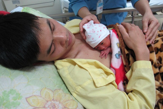 "Da kề da" hay phương pháp Kangaroo là cách duy trì sự tiếp xúc giữa mẹ hoặc cha và bé ngay sau sinh. Phương pháp đơn giản này có thể cứu sống hàng ngàn trẻ sơ sinh và ngăn ngừa hàng trăm ngàn ca biến chứng sản khoa mỗi năm trên thế giới