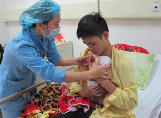 Bé Họa Mi, con gái anh Mạnh và chị Sinh, khi chào đời mới 31 tuần tuổi, nặng 1,3 kg. Sau khi được nuôi trong lồng ấp sinh, bé được tiếp tục chuyển ra phòng chăm sóc đặc biệt bằng phương pháp "da kề da"