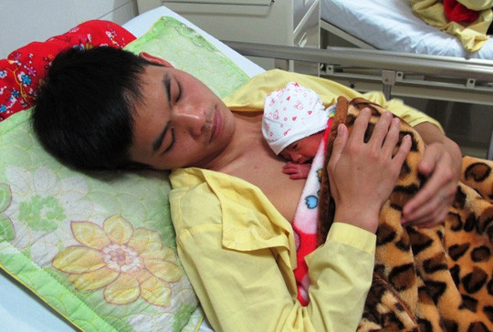 Anh Mạnh cho biết lần đầu tiên được ôm con, chạm vào da thịt của con, anh cảm thấy vô cùng xúc động, cảm nhận được niềm hạnh phúc dâng trào của một người cha mà không thể nào diễn tả hết được